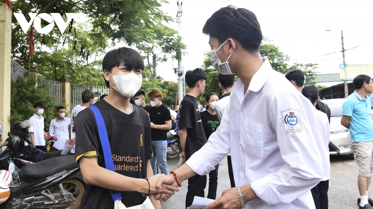 Sĩ tử đi thi tốt nghiệp THPT, mặc nguyên “cây đen” để mong may mắn